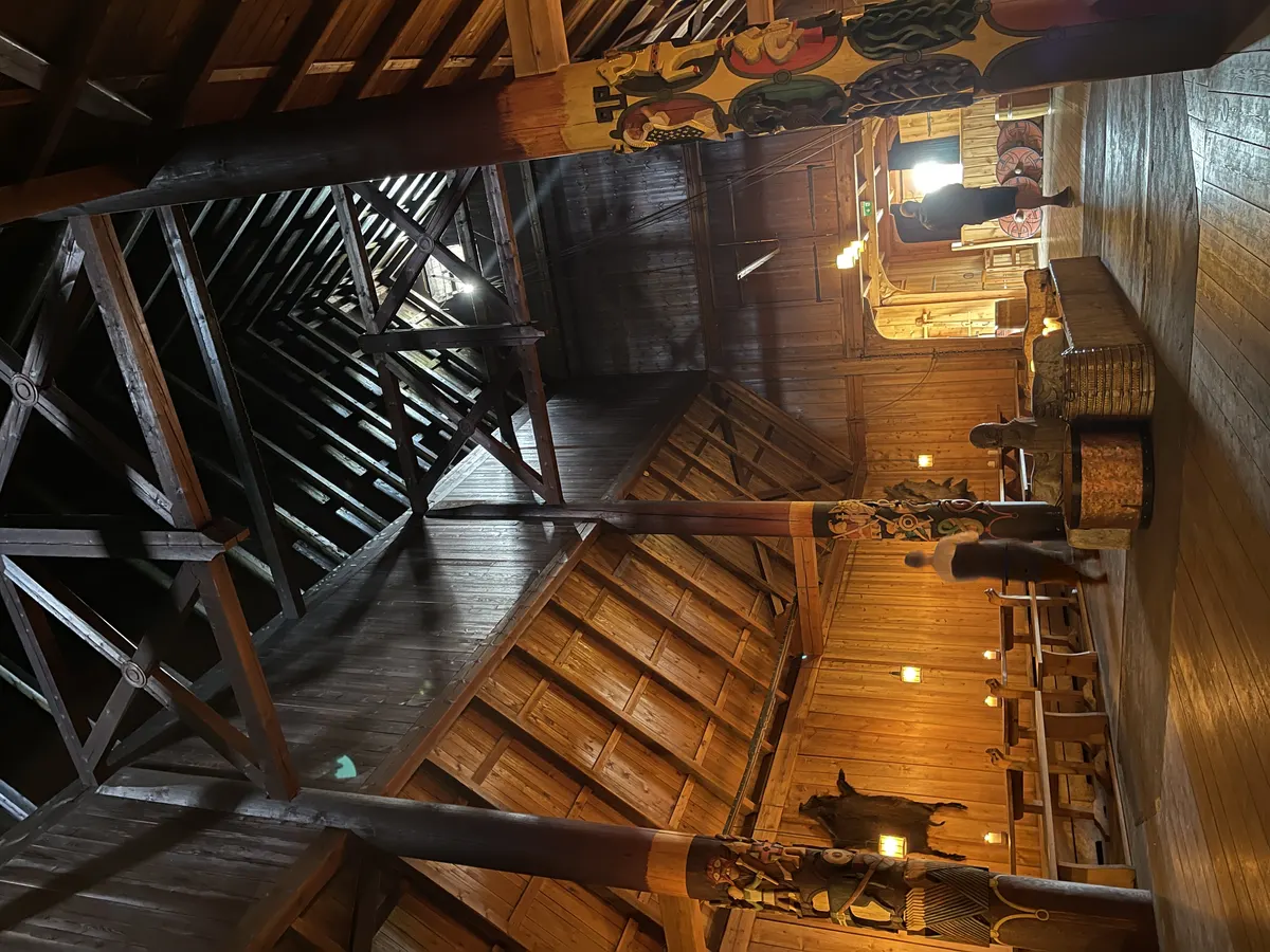 Interior del Gildehallen, salón vikingo reconstruido de banquetes en Midgard vikingsenter, Noruega